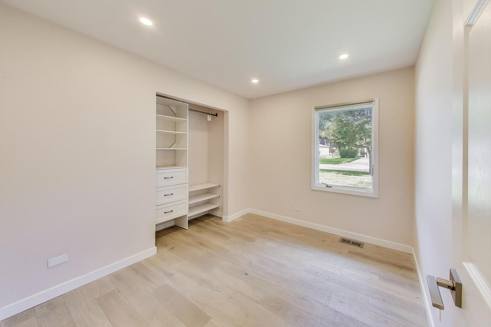 260 Mulberry Lane, Elk Grove Village, IL 60007