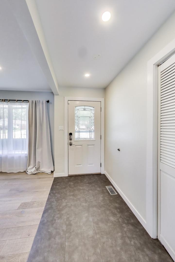 260 Mulberry Lane, Elk Grove Village, IL 60007