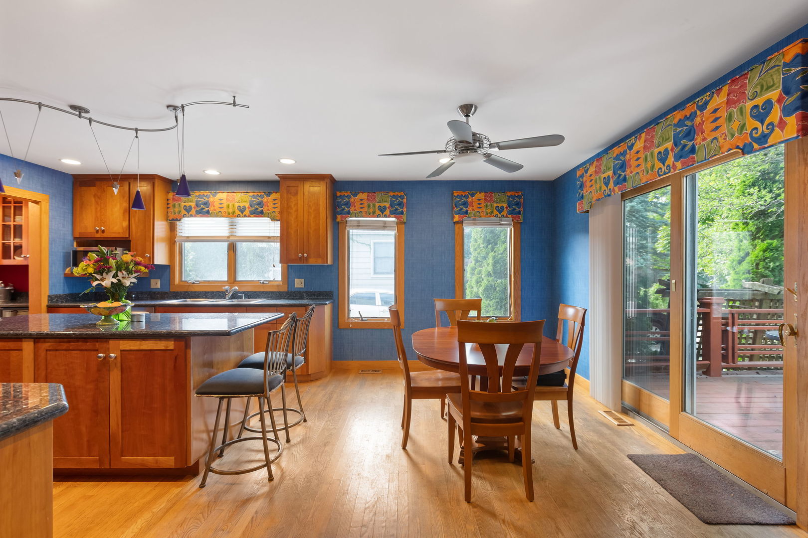 918 N Cross Street, Wheaton, IL 60187
