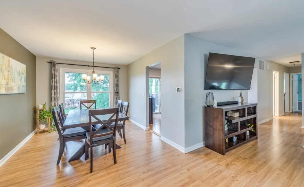 655 Oklahoma Circle, Elk Grove Village, IL 60007