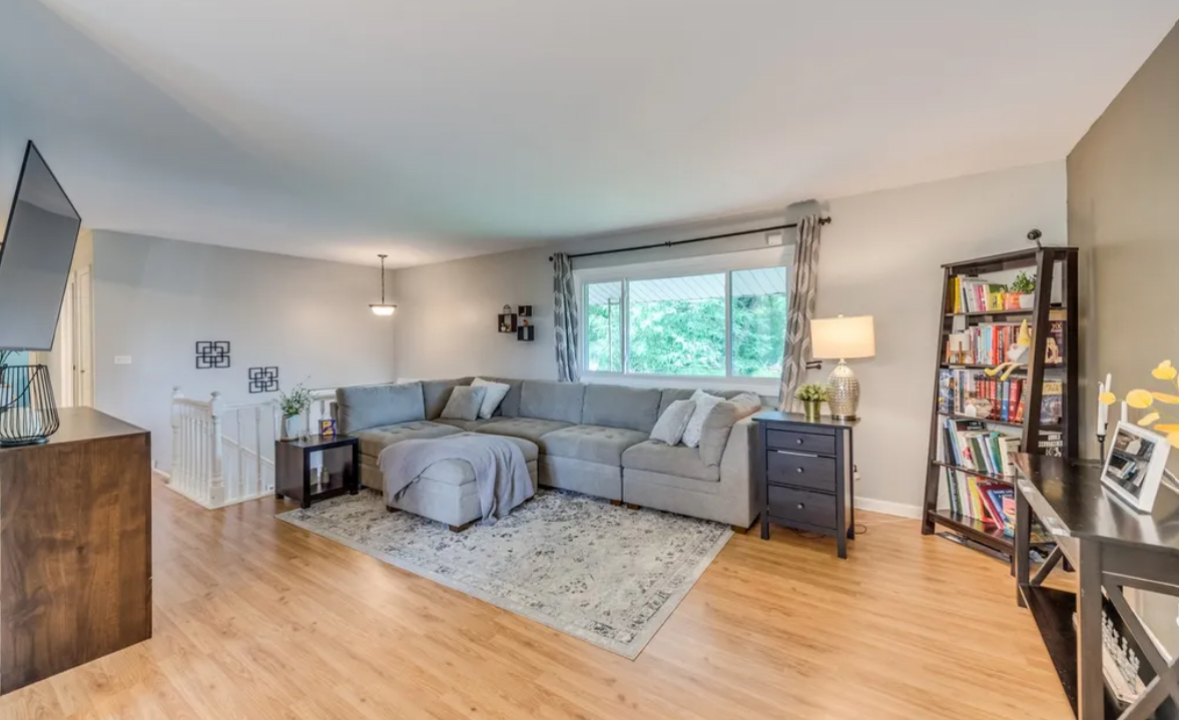 655 Oklahoma Circle, Elk Grove Village, IL 60007