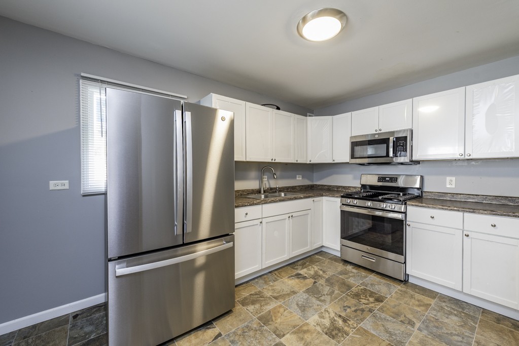 2903 Emmaus Avenue, Zion, IL 60099