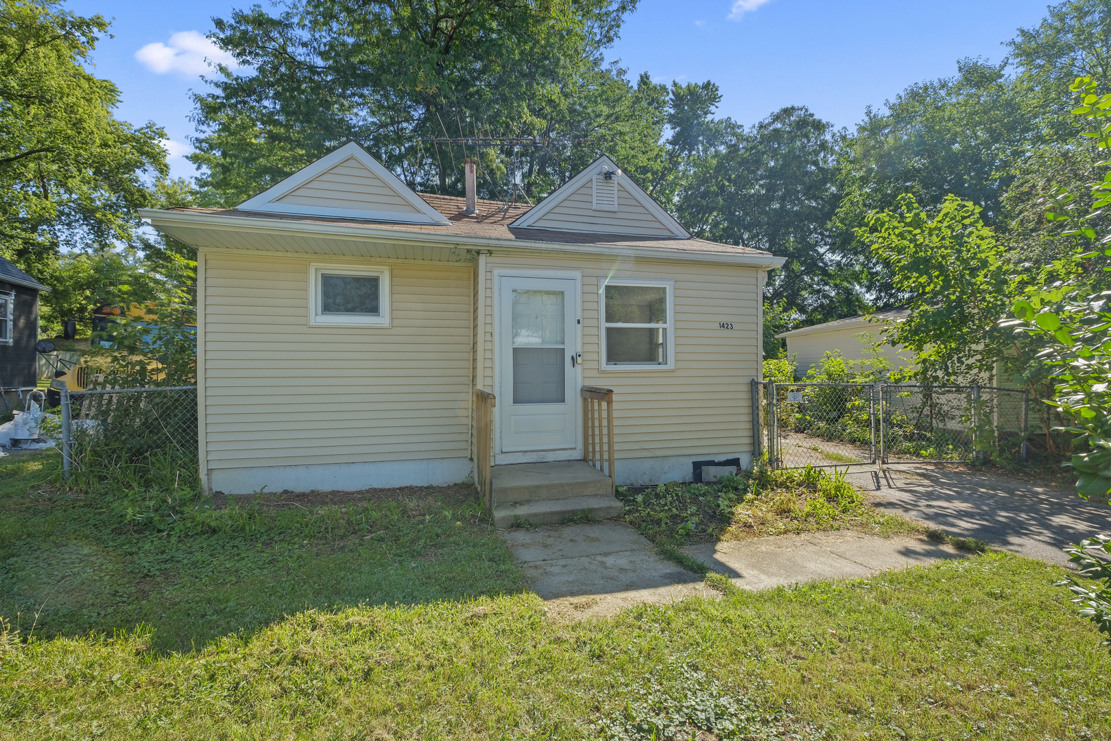 1423 Melrose Avenue, Round Lake Beach, IL 60073