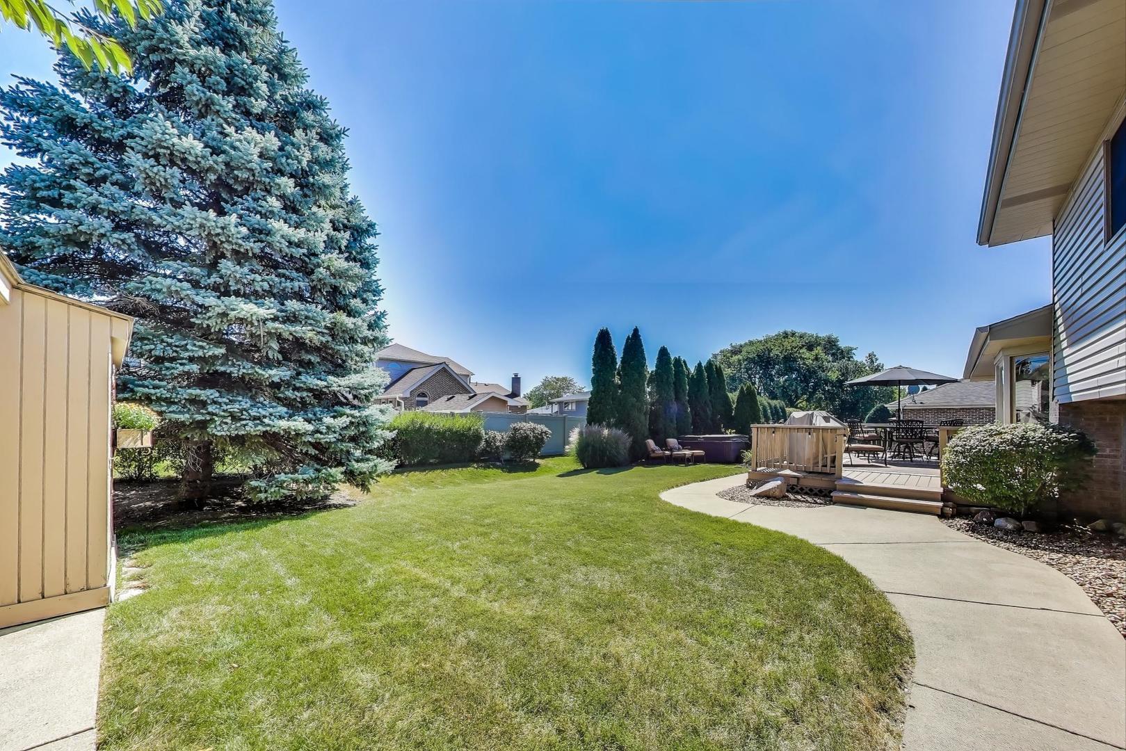 8843 Oxford Street, Woodridge, IL 60517