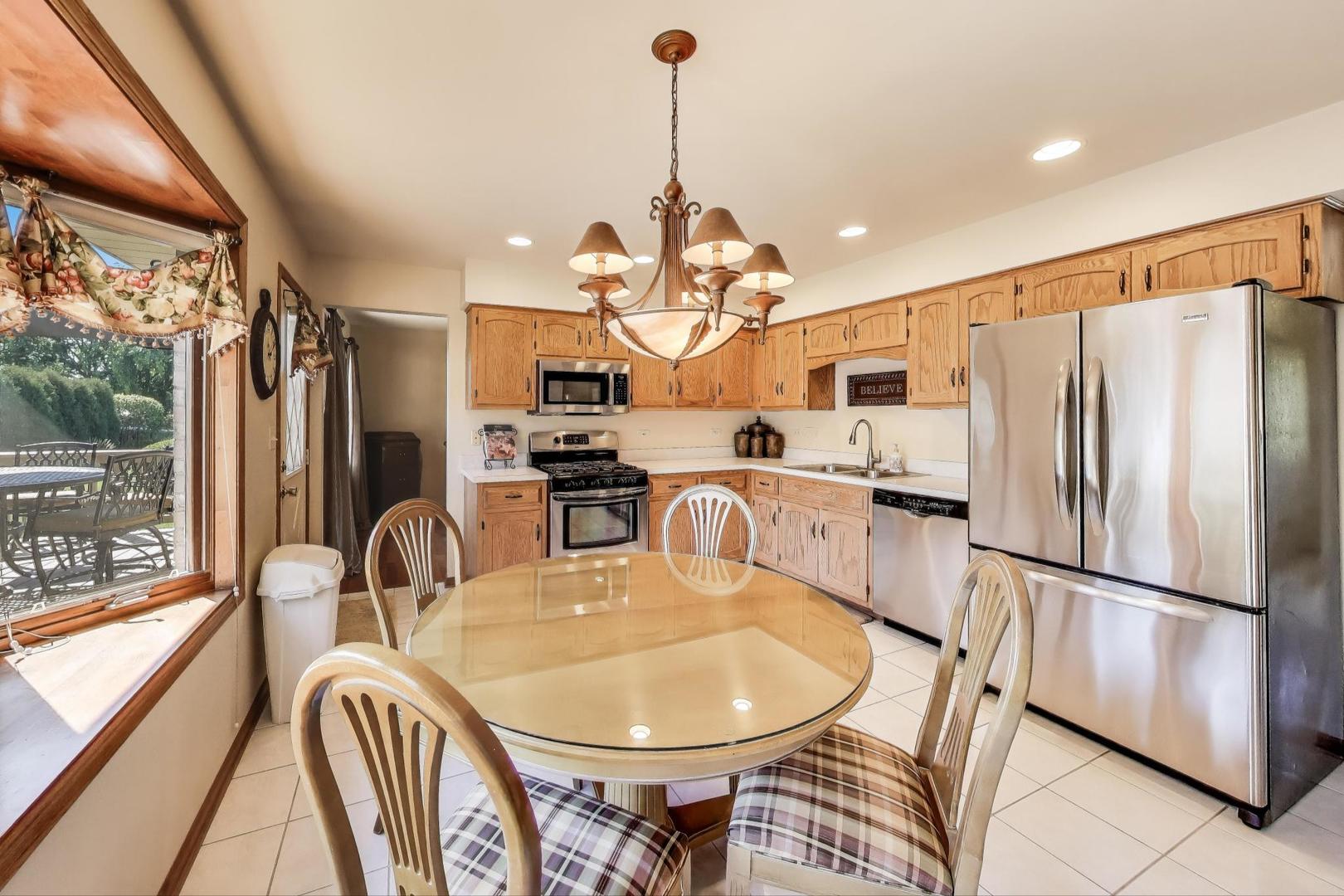 8843 Oxford Street, Woodridge, IL 60517