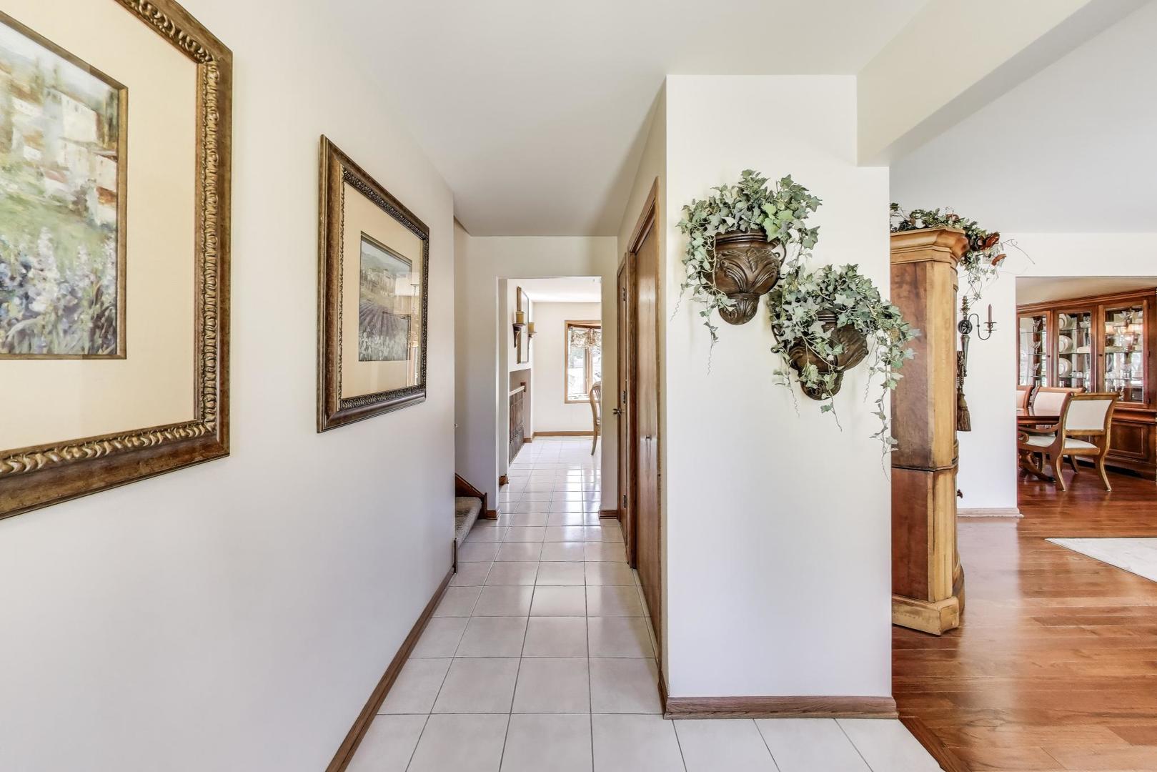 8843 Oxford Street, Woodridge, IL 60517