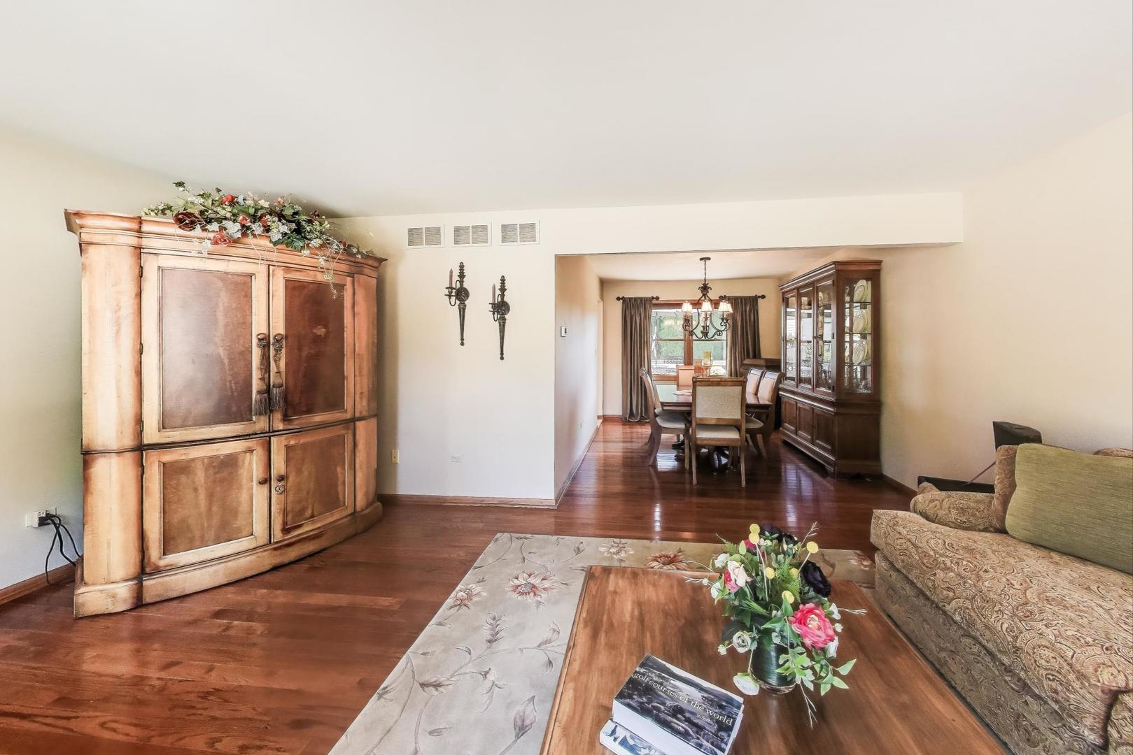 8843 Oxford Street, Woodridge, IL 60517