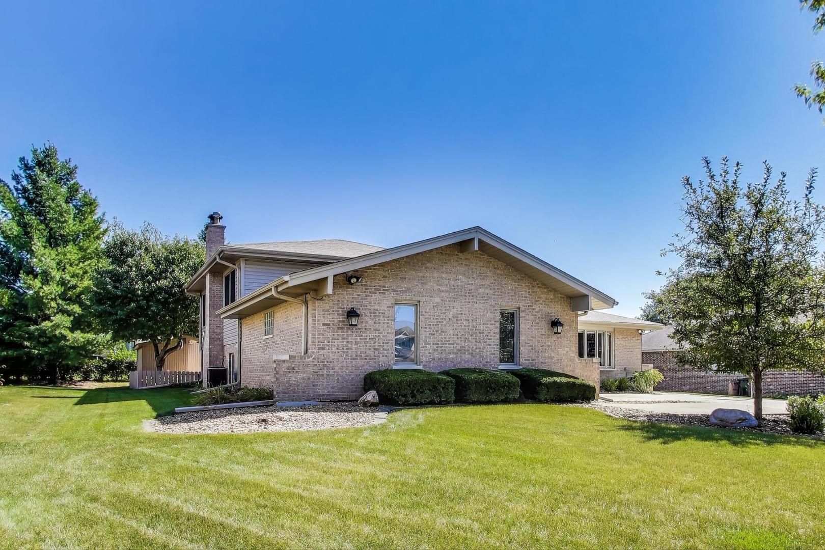8843 Oxford Street, Woodridge, IL 60517