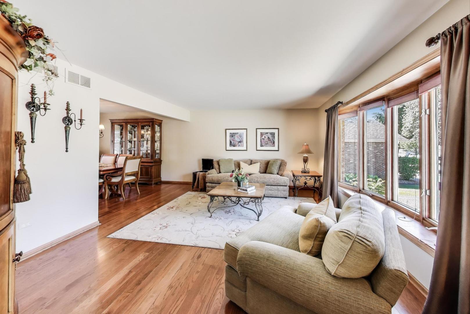 8843 Oxford Street, Woodridge, IL 60517
