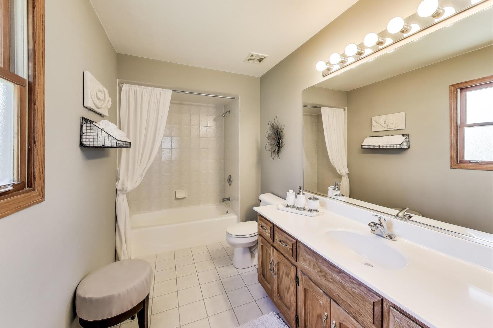 8843 Oxford Street, Woodridge, IL 60517