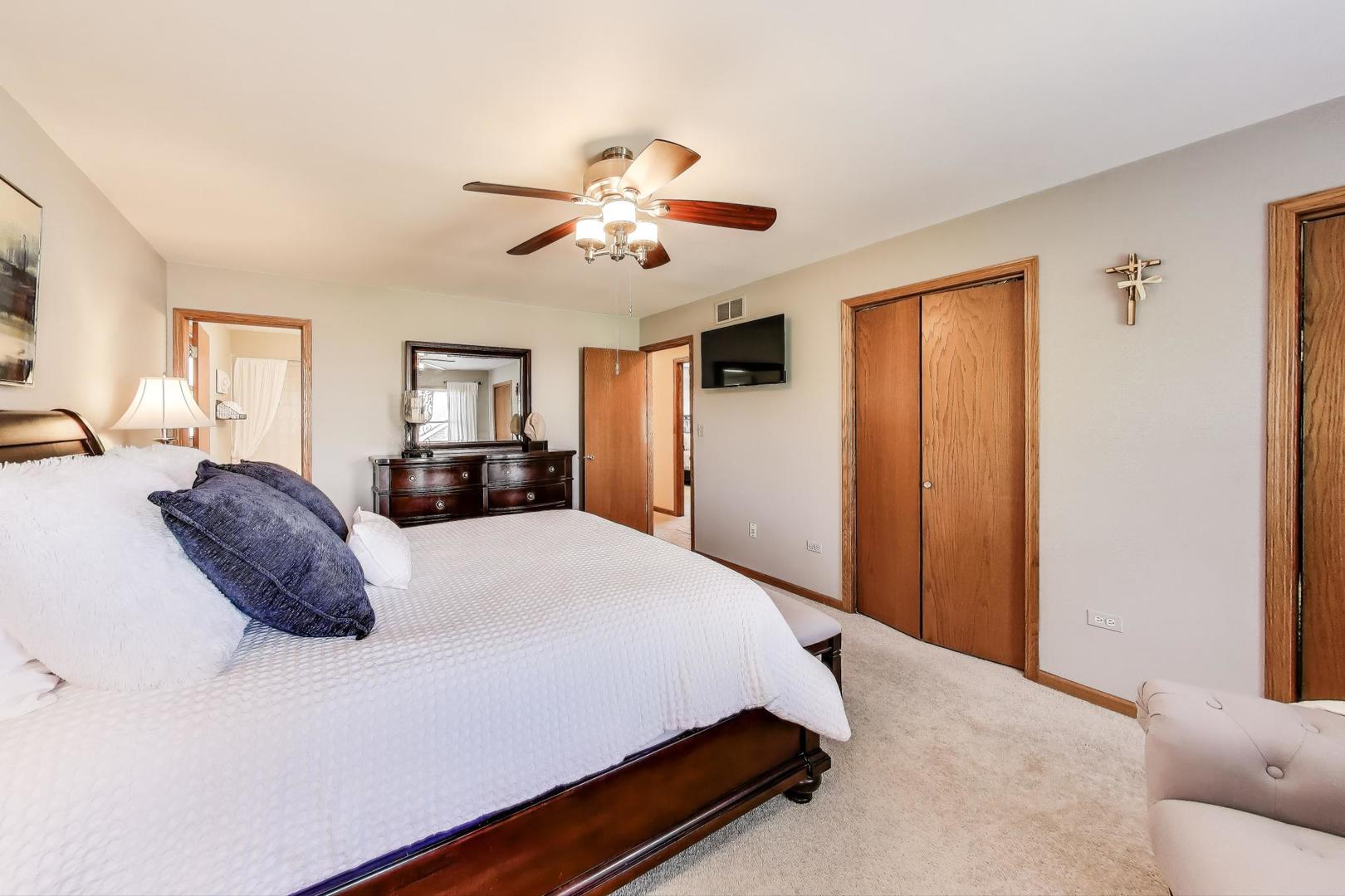 8843 Oxford Street, Woodridge, IL 60517