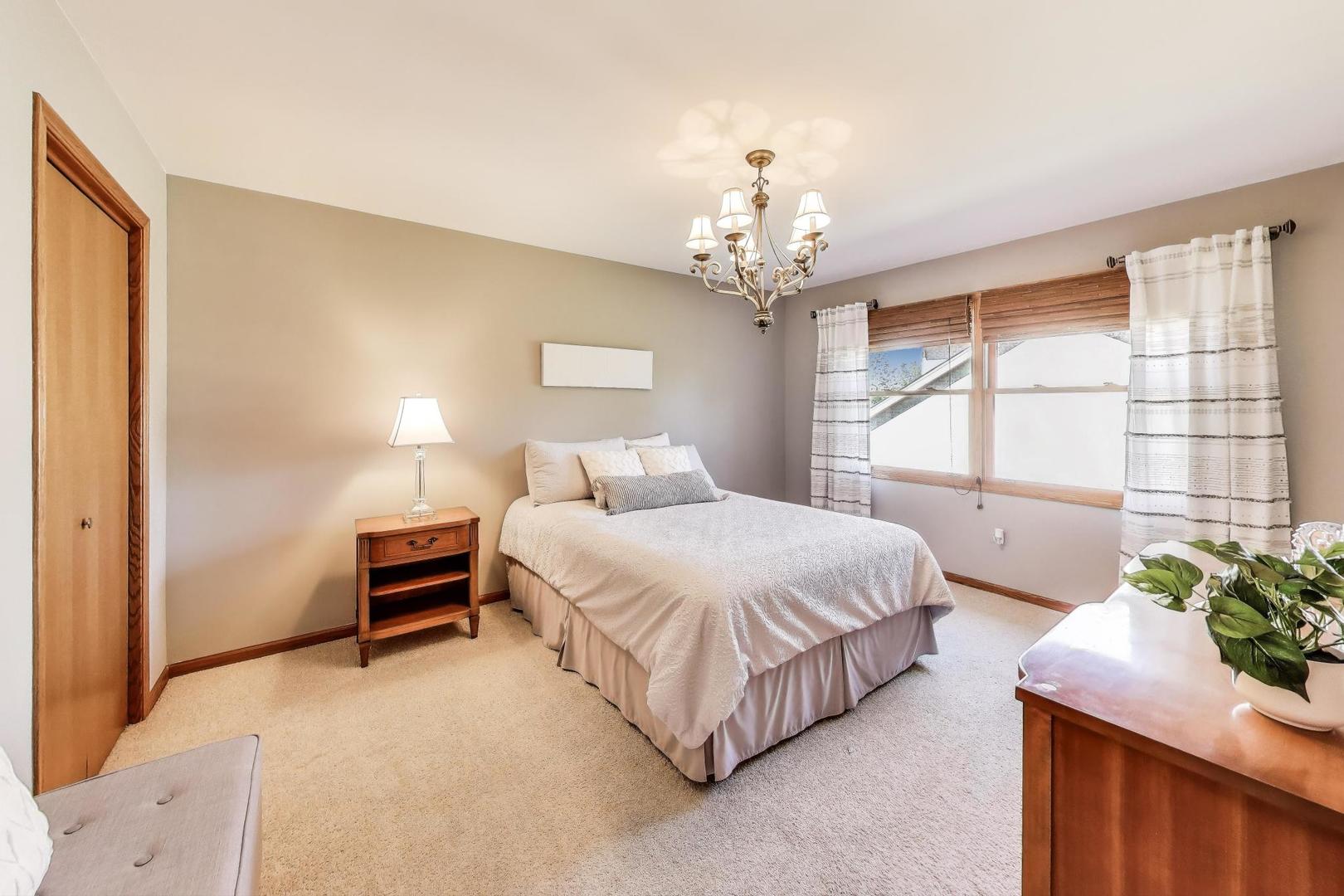 8843 Oxford Street, Woodridge, IL 60517