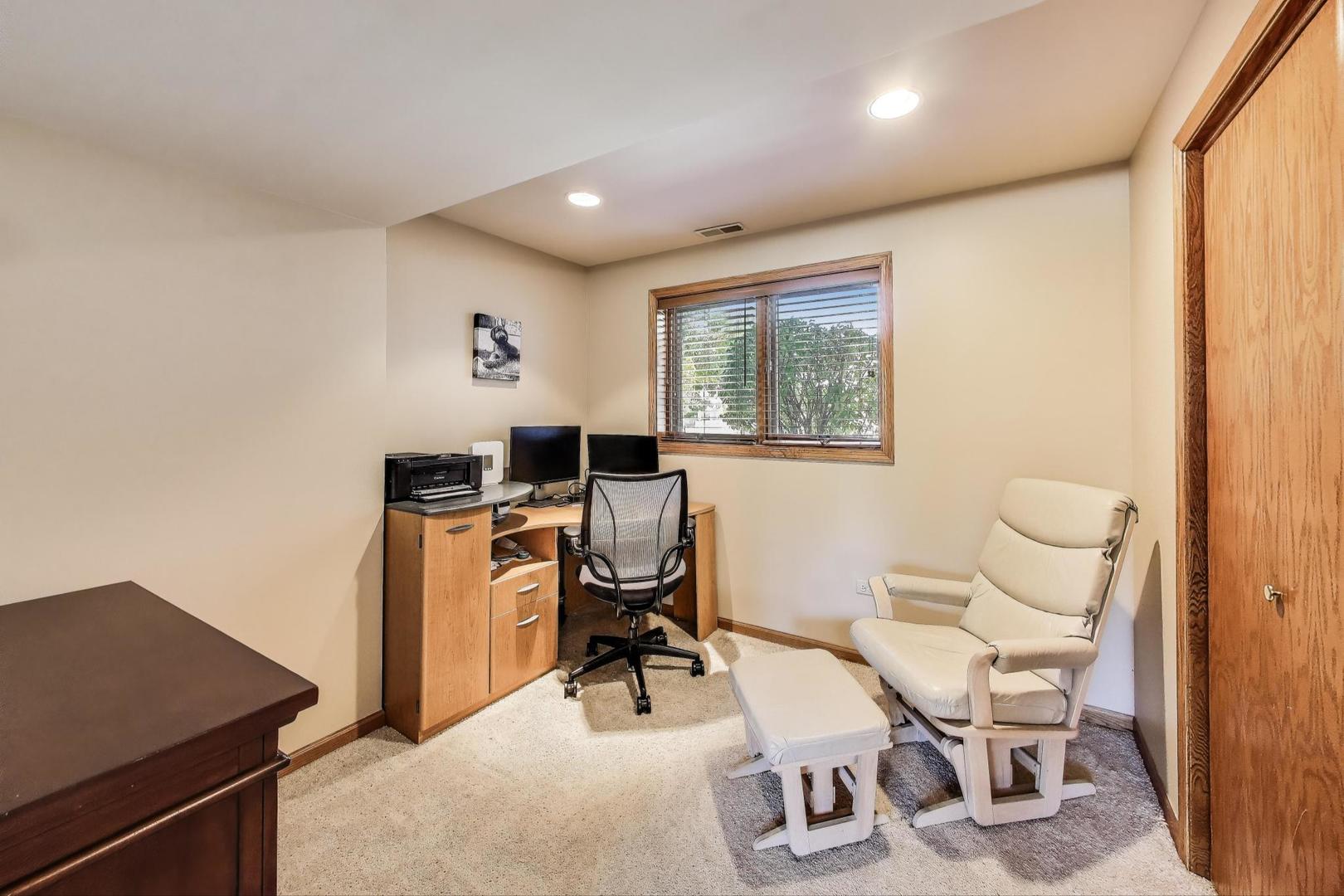 8843 Oxford Street, Woodridge, IL 60517