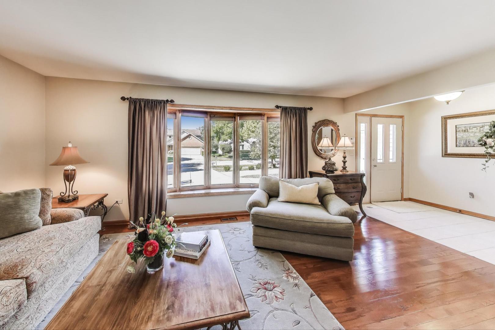 8843 Oxford Street, Woodridge, IL 60517
