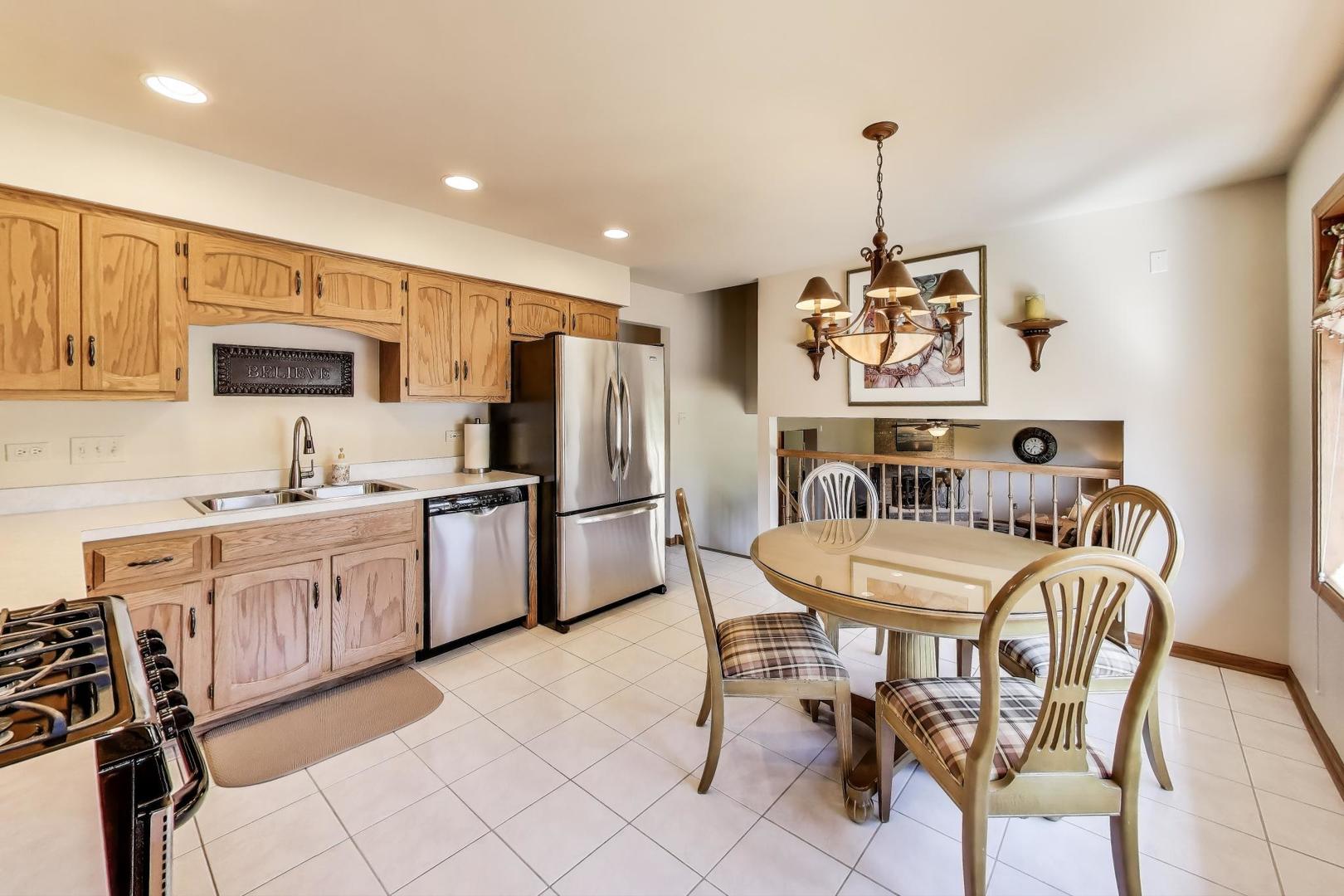 8843 Oxford Street, Woodridge, IL 60517