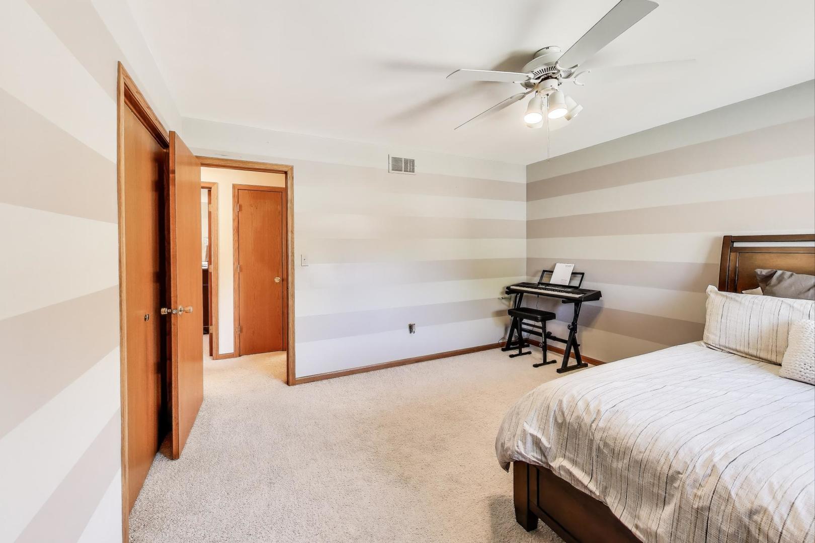 8843 Oxford Street, Woodridge, IL 60517