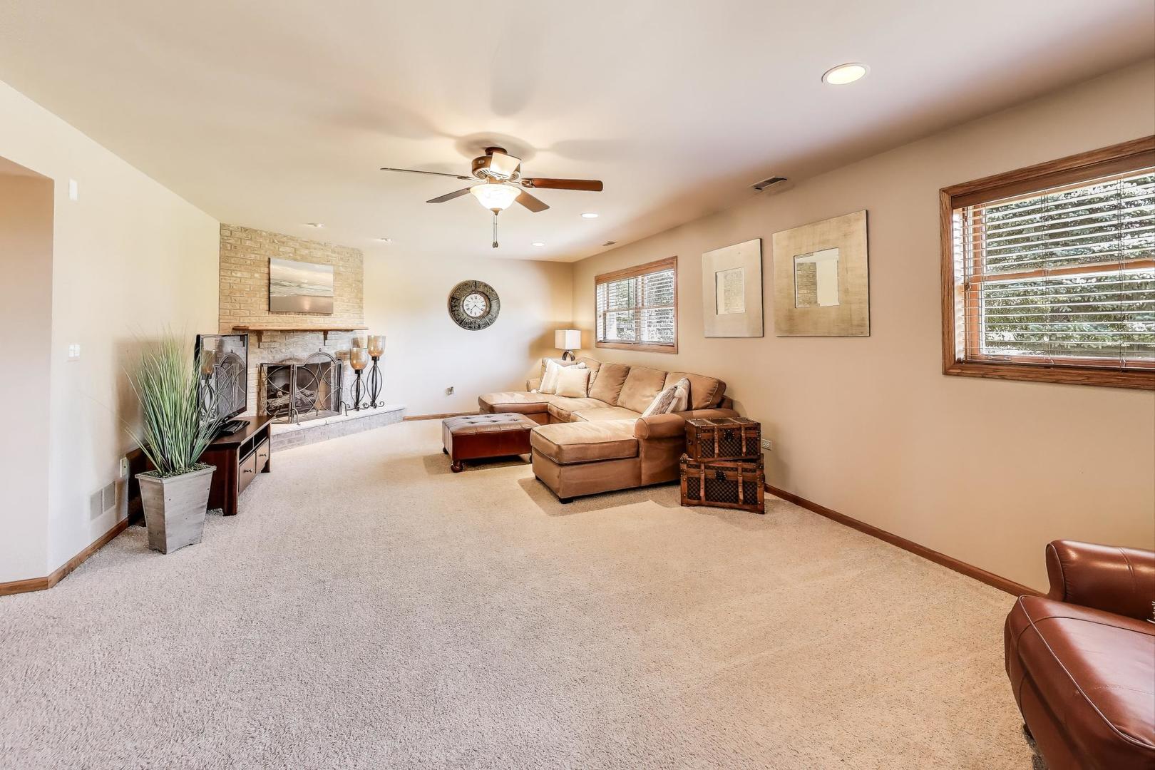 8843 Oxford Street, Woodridge, IL 60517