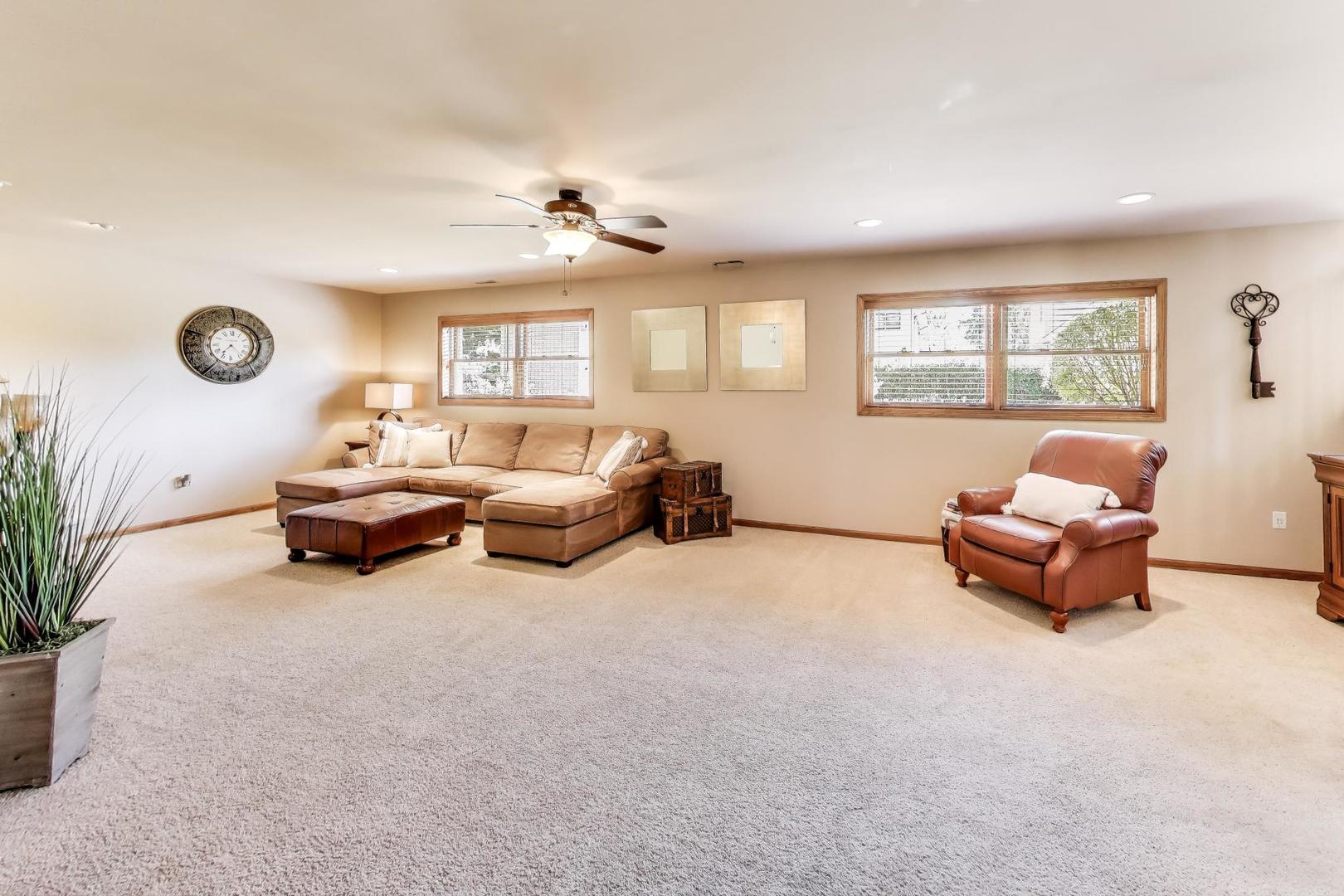 8843 Oxford Street, Woodridge, IL 60517
