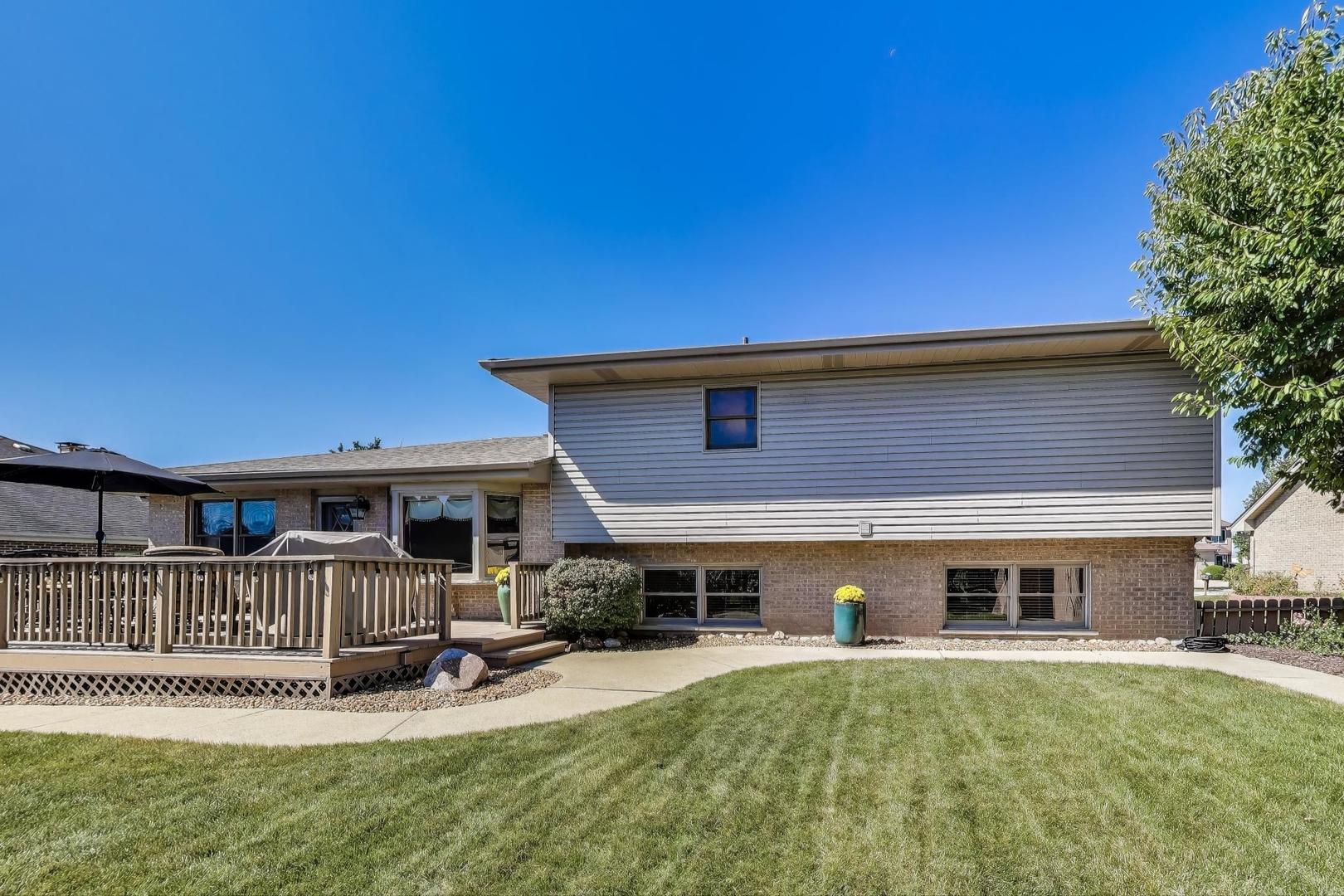 8843 Oxford Street, Woodridge, IL 60517