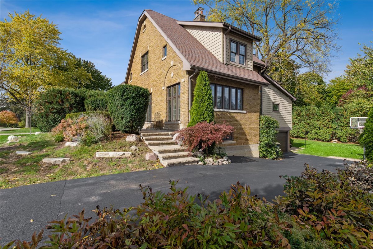 420 W Cook Avenue, Libertyville, IL 60048