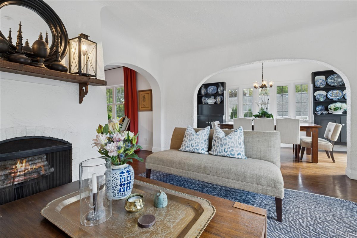 420 W Cook Avenue, Libertyville, IL 60048