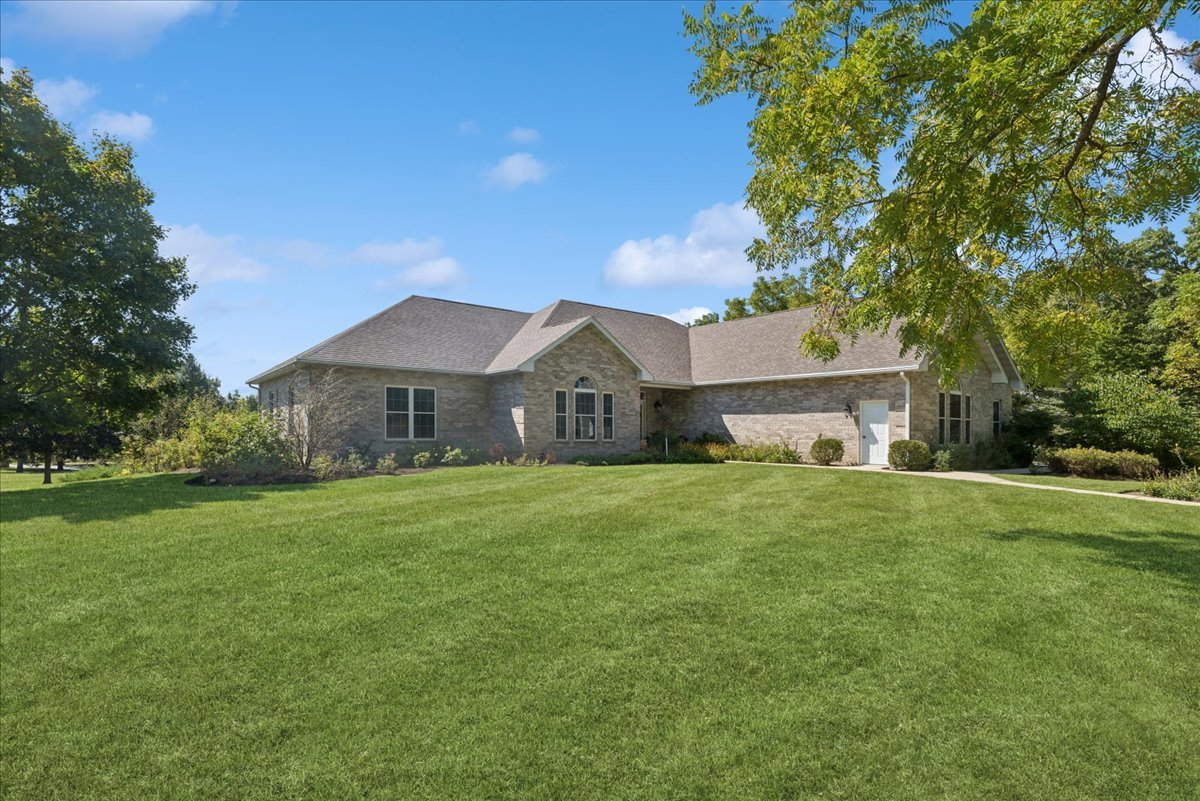 920 S Teut Road, Burlington, WI 53105