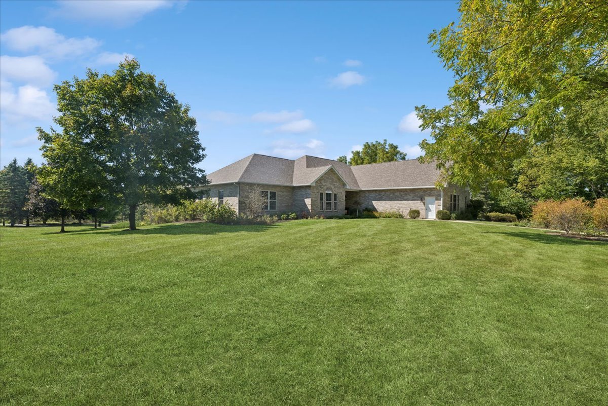 920 S Teut Road, Burlington, WI 53105