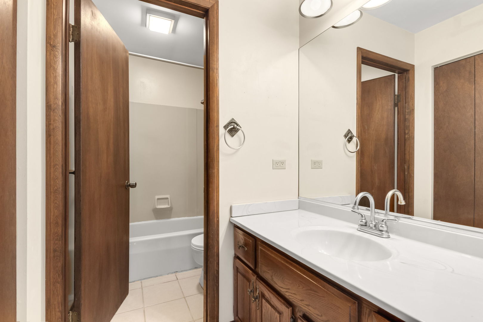 829 E Evergreen Street, Wheaton, IL 60187