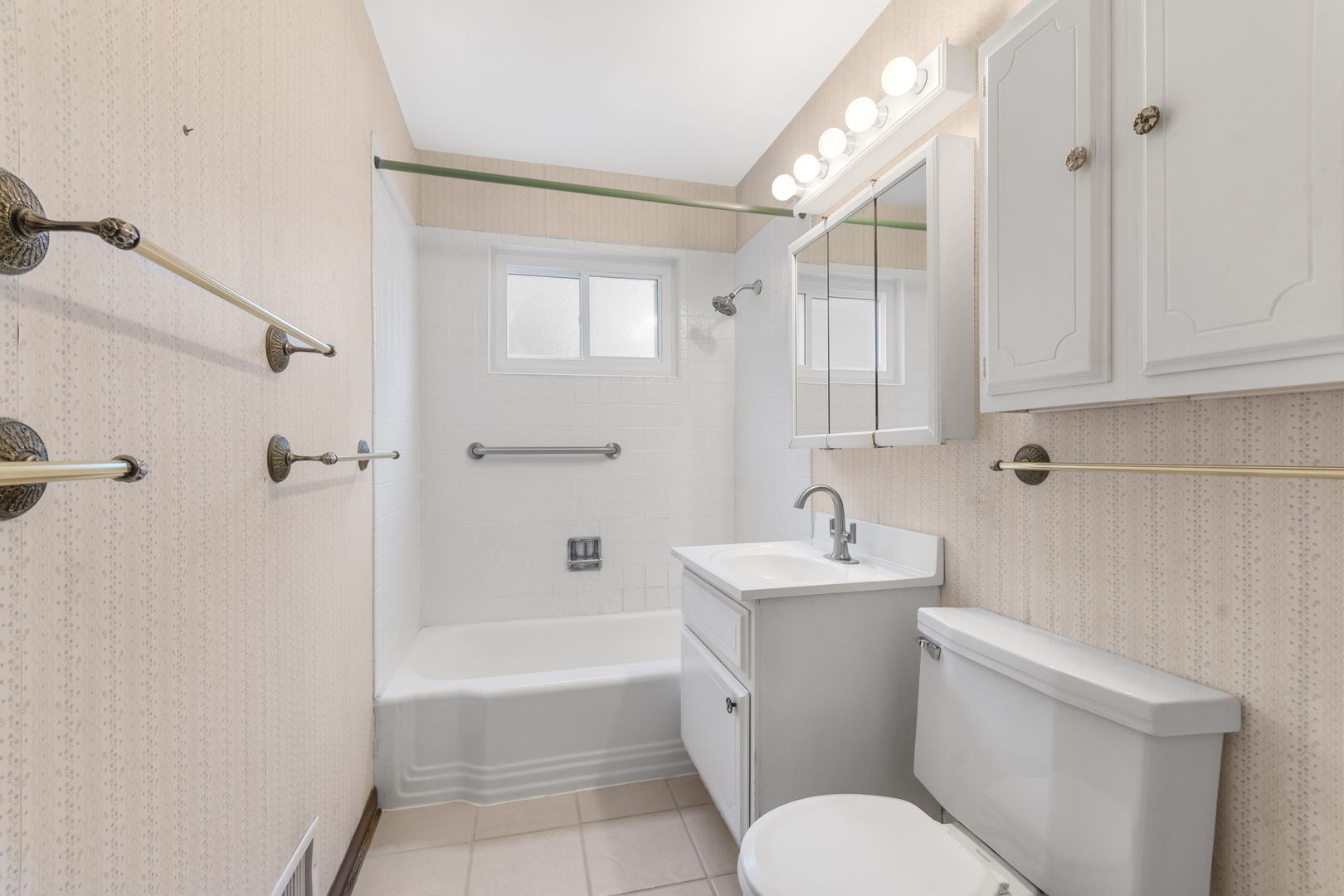 829 E Evergreen Street, Wheaton, IL 60187