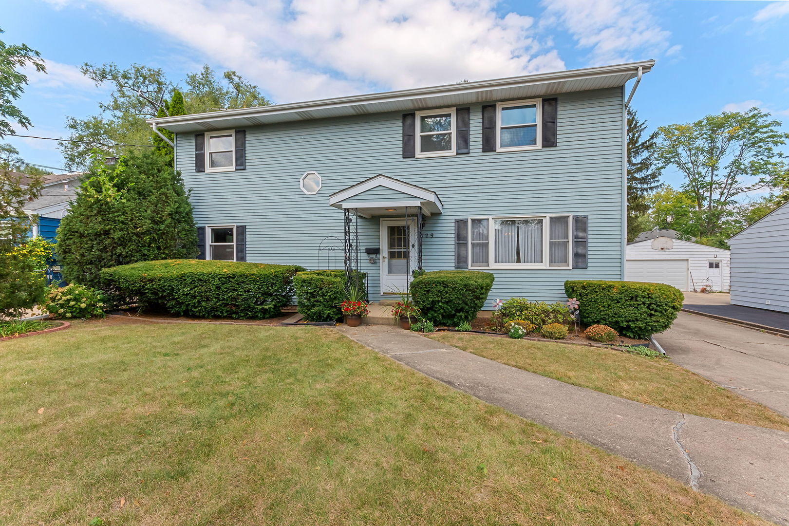 829 E Evergreen Street, Wheaton, IL 60187