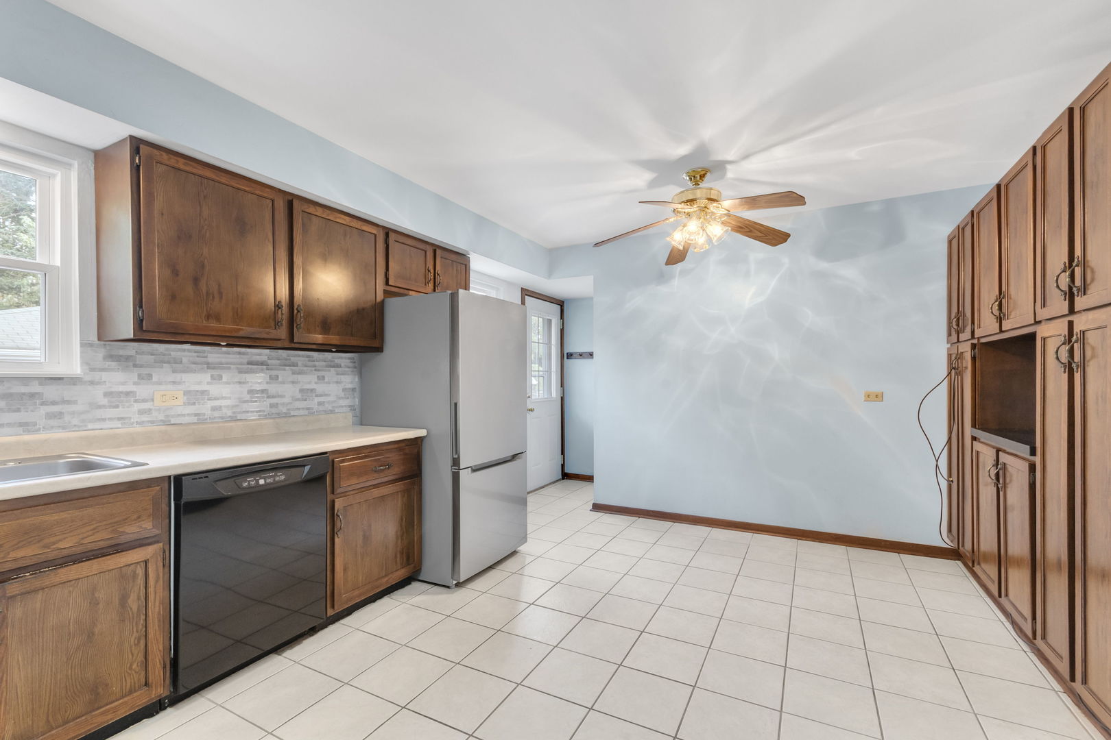 829 E Evergreen Street, Wheaton, IL 60187