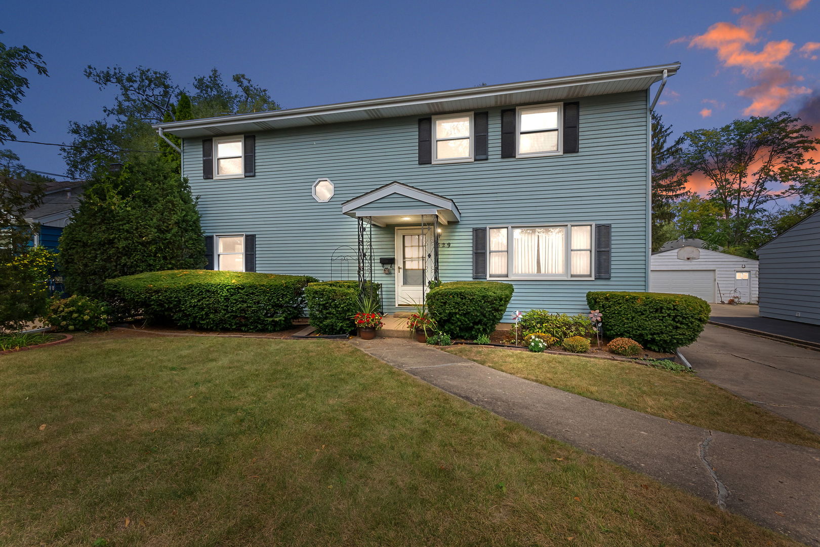 829 E Evergreen Street, Wheaton, IL 60187