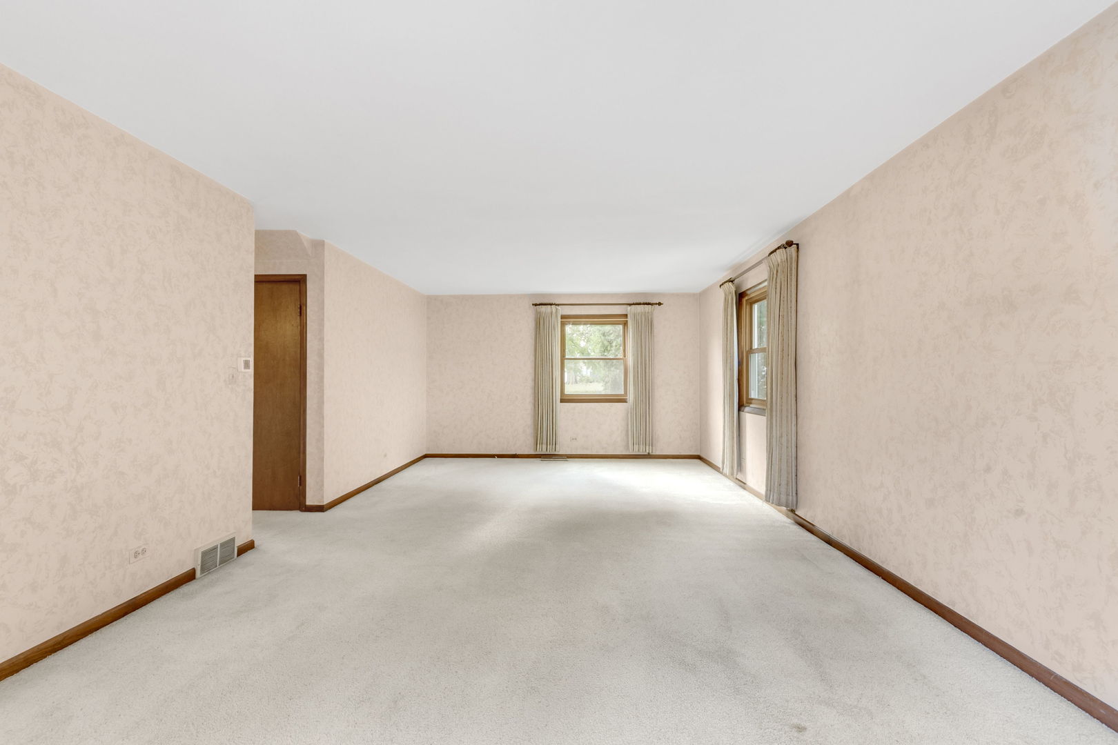 829 E Evergreen Street, Wheaton, IL 60187