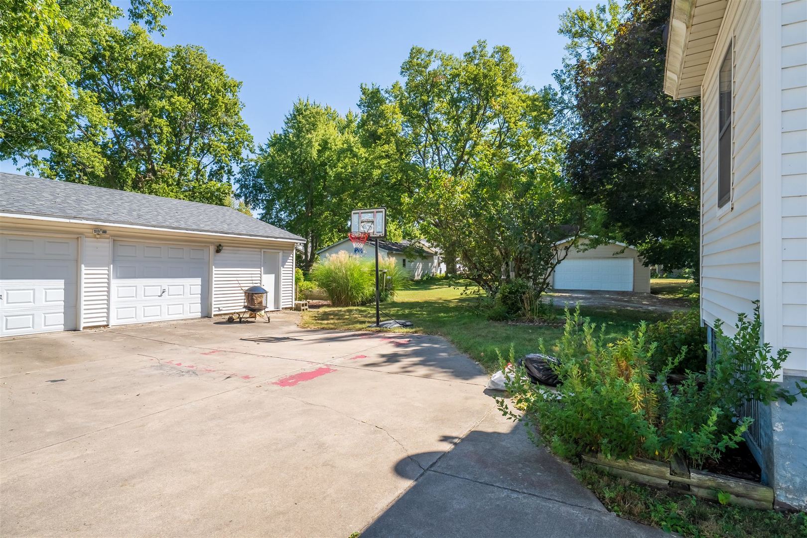 355 N Cherry Street, El Paso, IL 61738