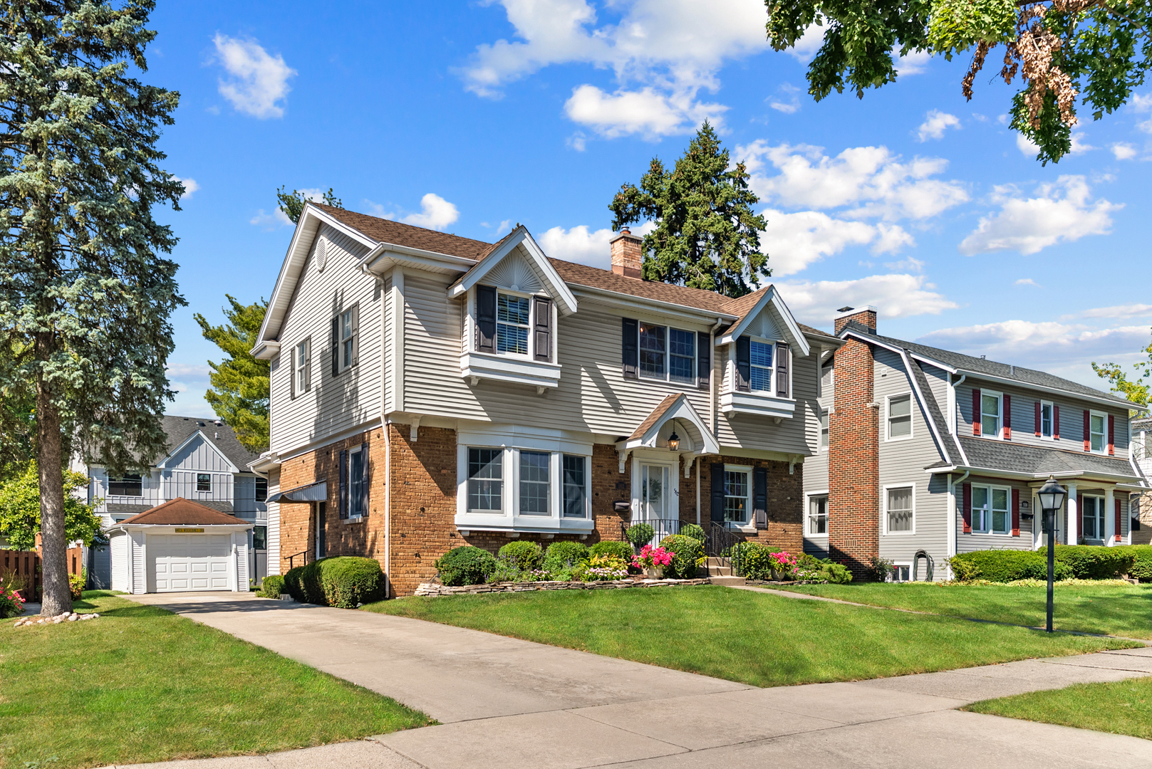 562 S Poplar Avenue, Elmhurst, IL 60126