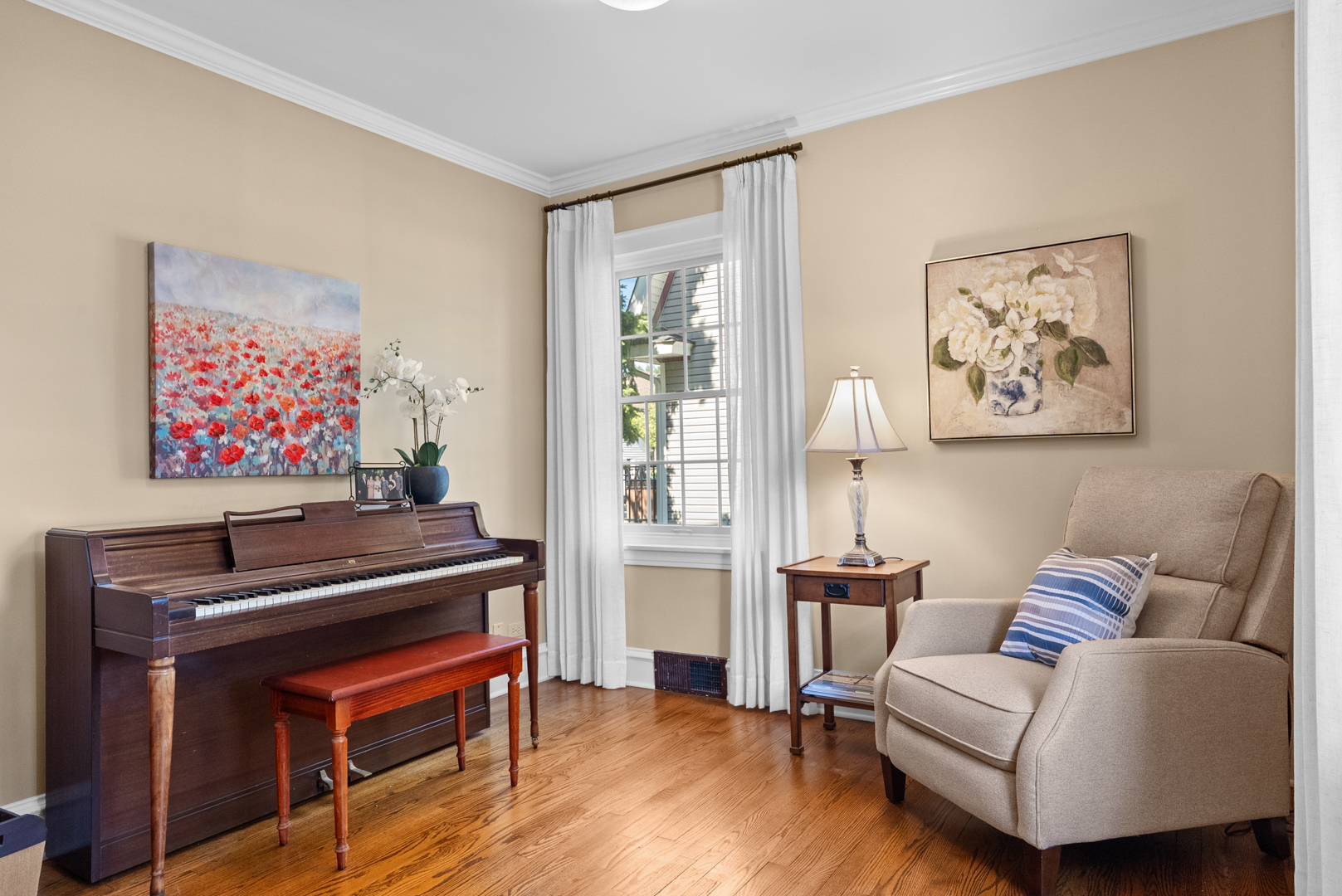 562 S Poplar Avenue, Elmhurst, IL 60126