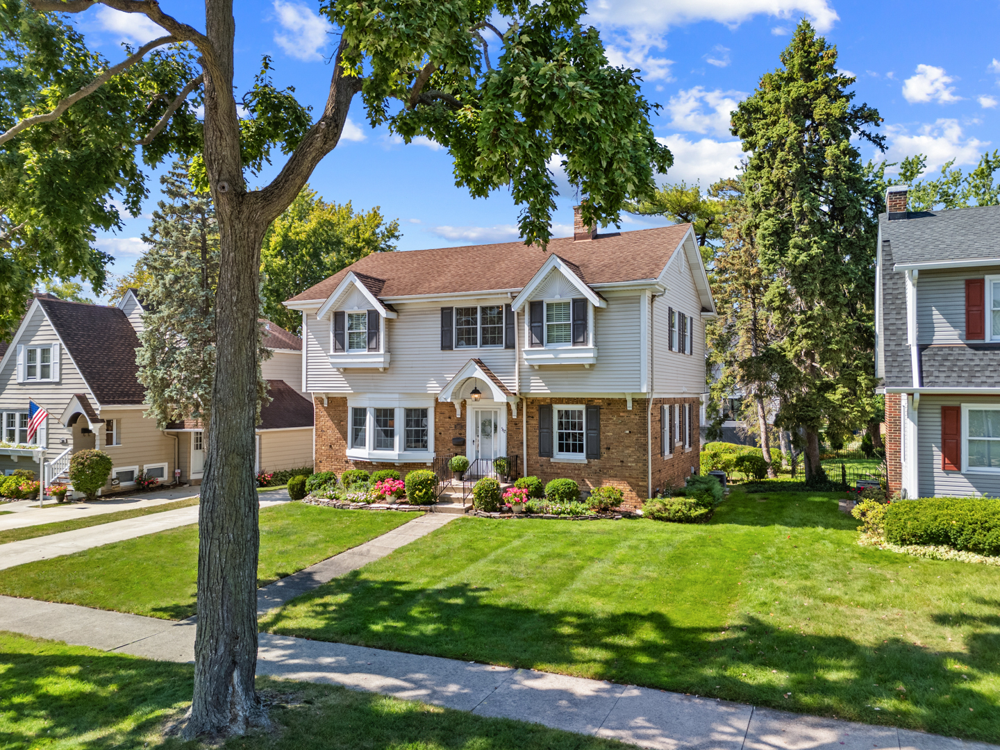 562 S Poplar Avenue, Elmhurst, IL 60126