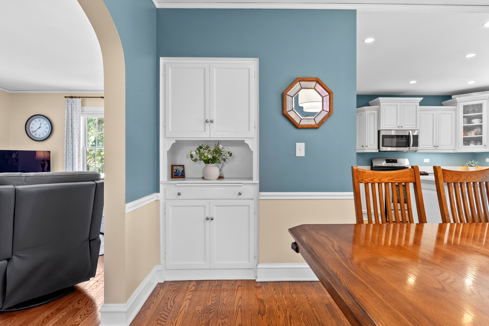 562 S Poplar Avenue, Elmhurst, IL 60126