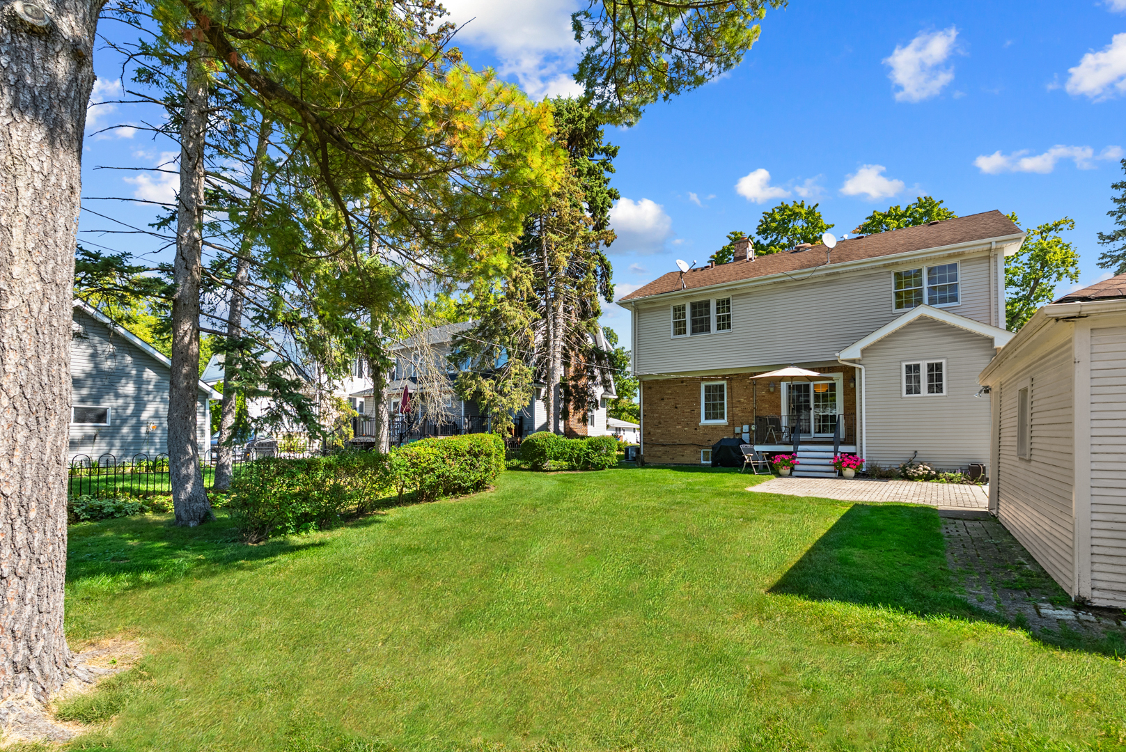 562 S Poplar Avenue, Elmhurst, IL 60126