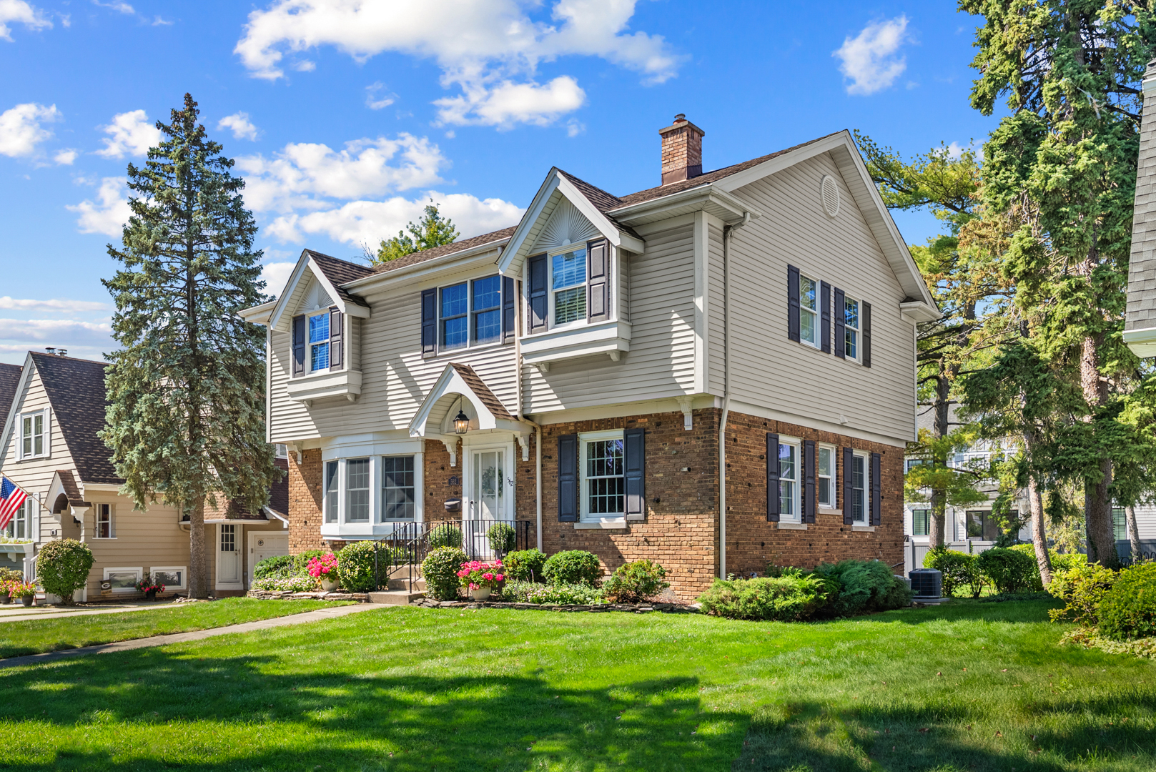 562 S Poplar Avenue, Elmhurst, IL 60126