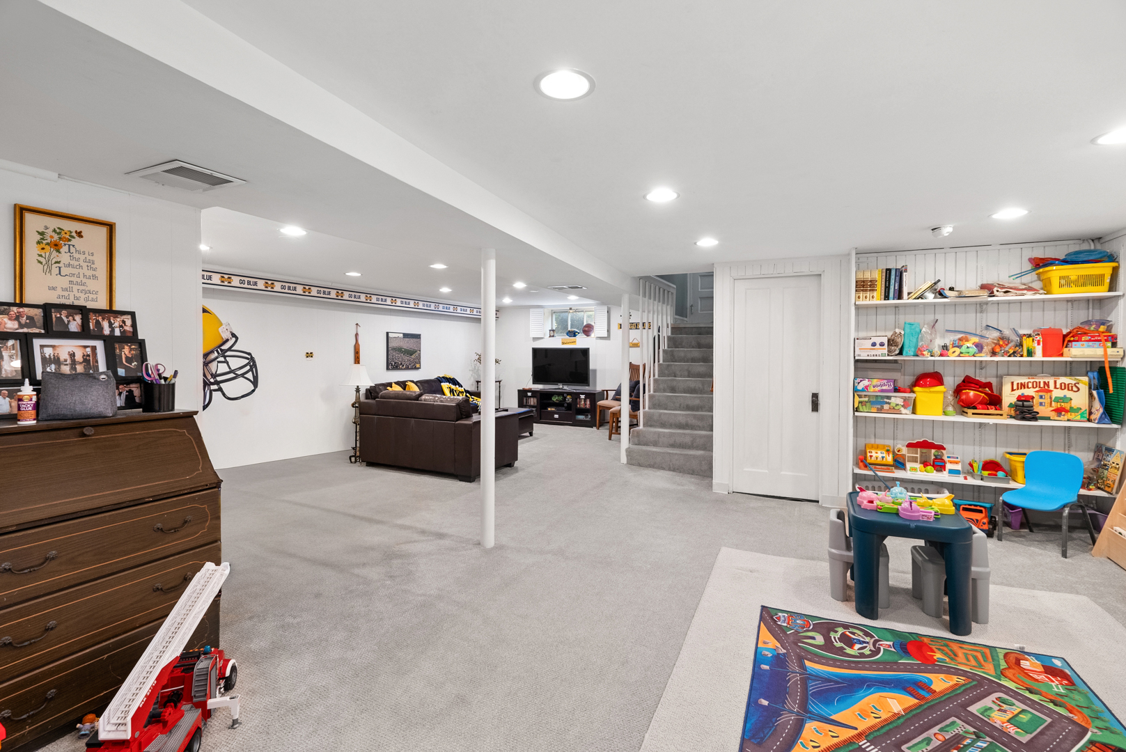 562 S Poplar Avenue, Elmhurst, IL 60126