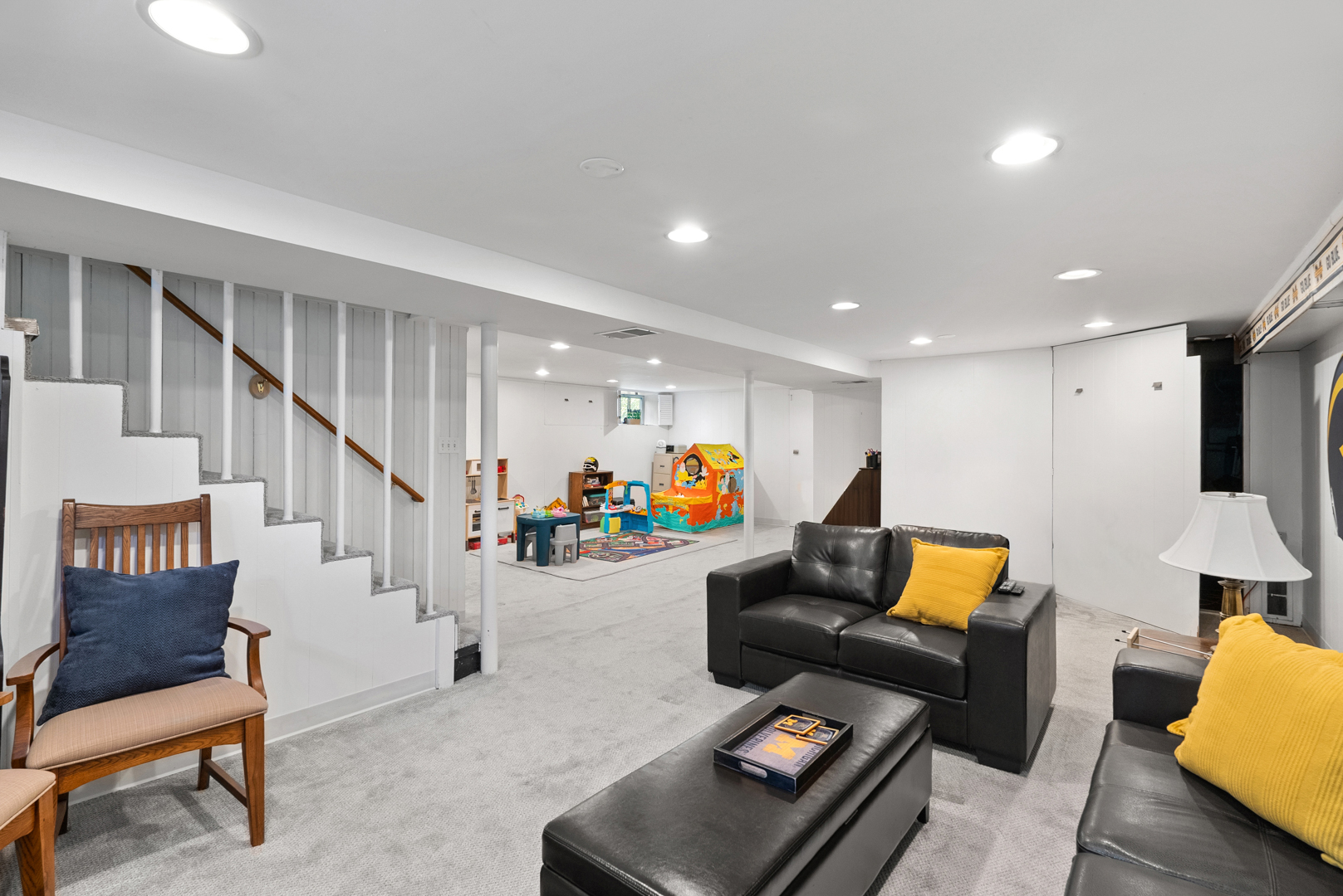 562 S Poplar Avenue, Elmhurst, IL 60126