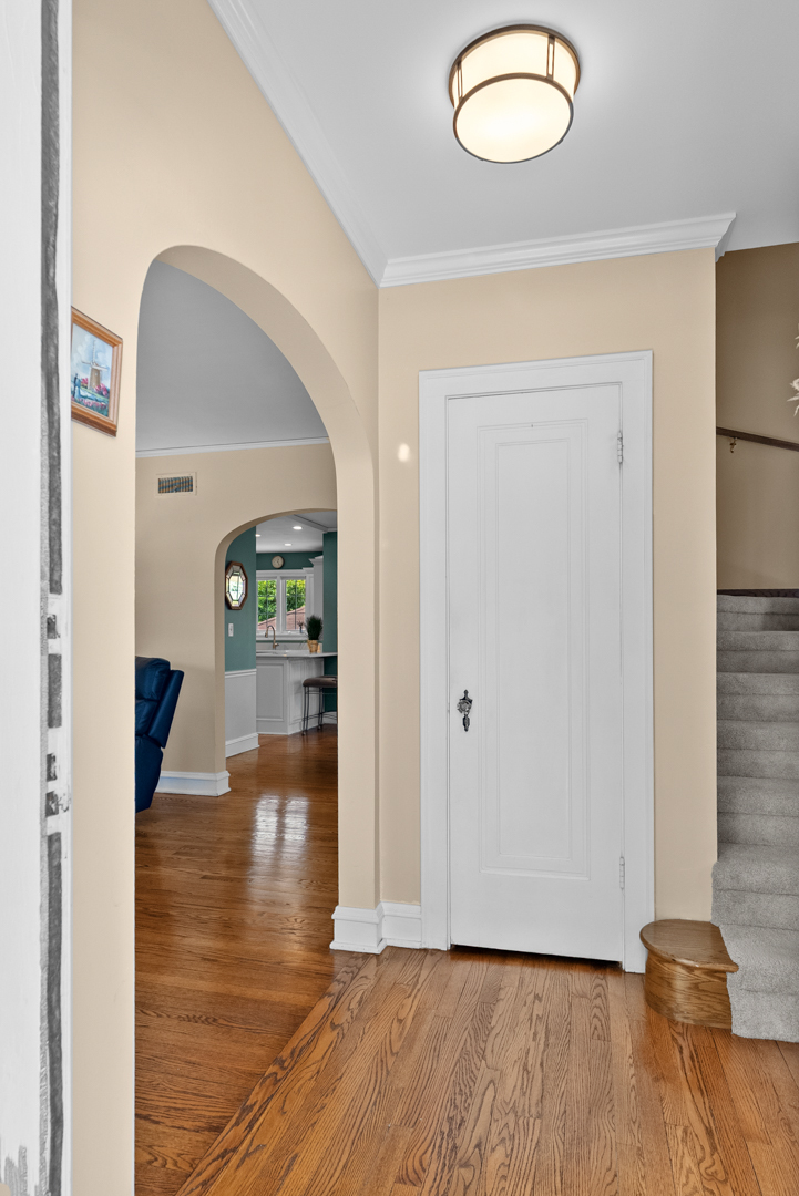 562 S Poplar Avenue, Elmhurst, IL 60126