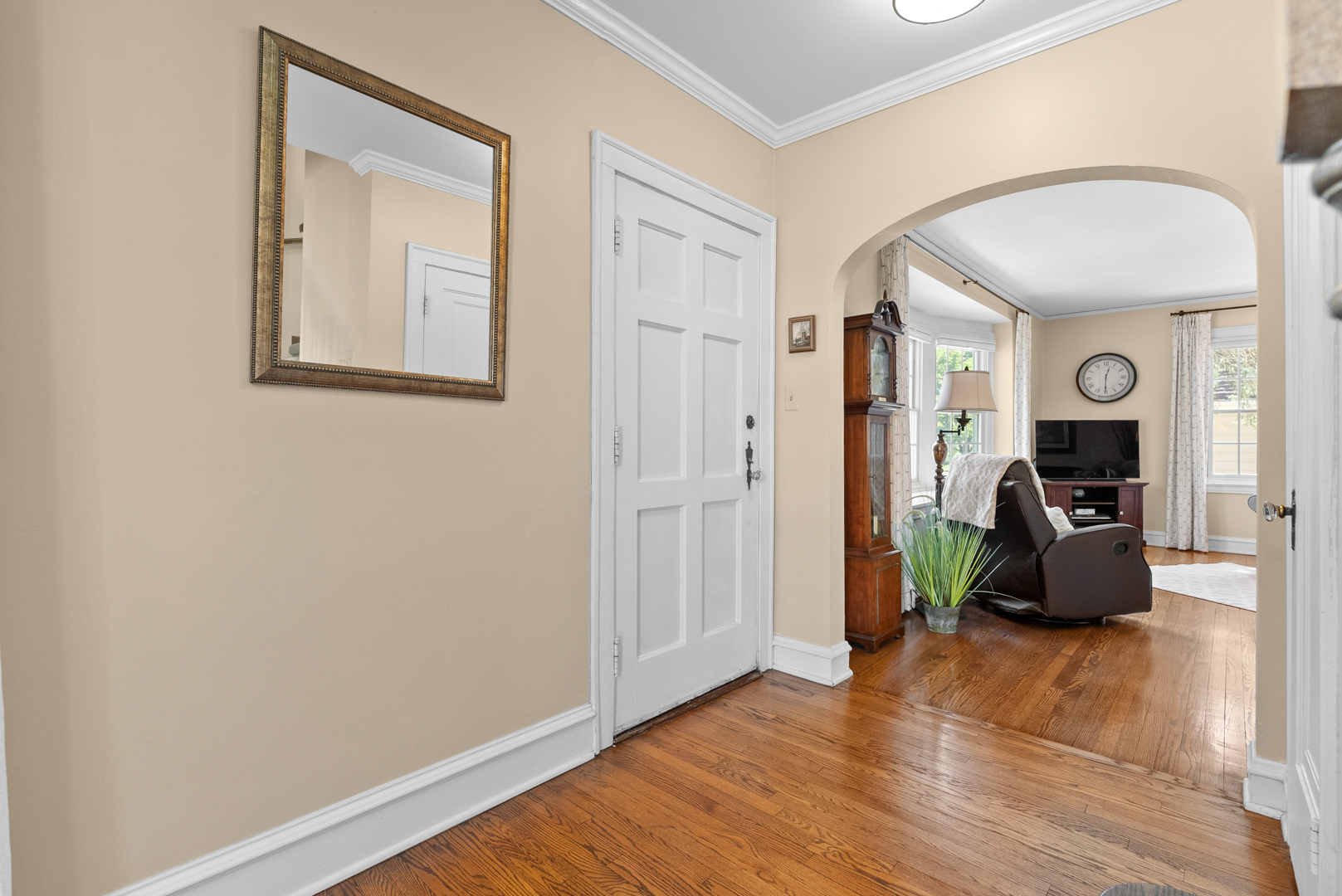 562 S Poplar Avenue, Elmhurst, IL 60126