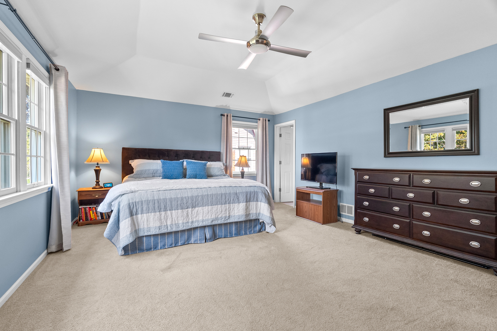 562 S Poplar Avenue, Elmhurst, IL 60126