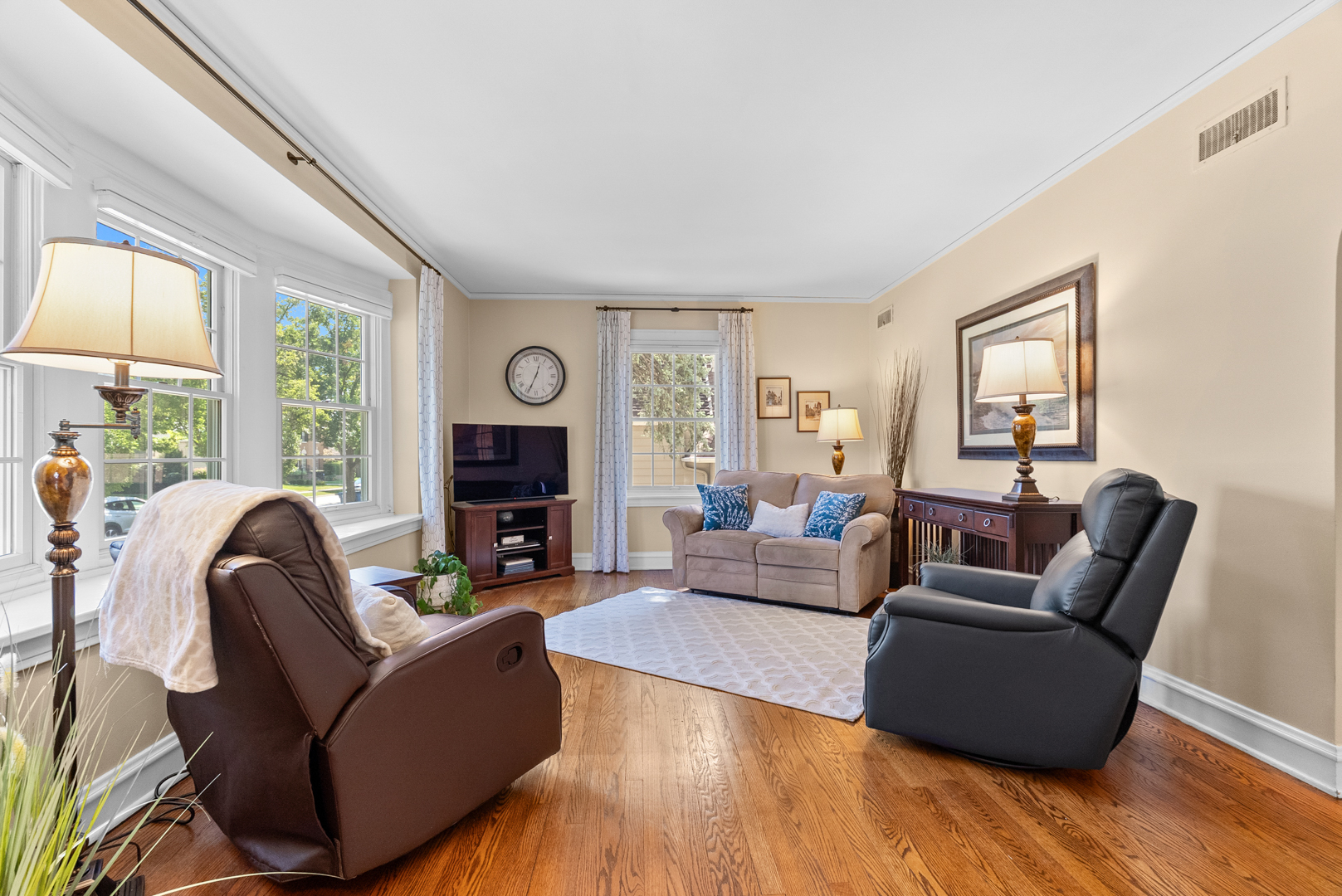 562 S Poplar Avenue, Elmhurst, IL 60126