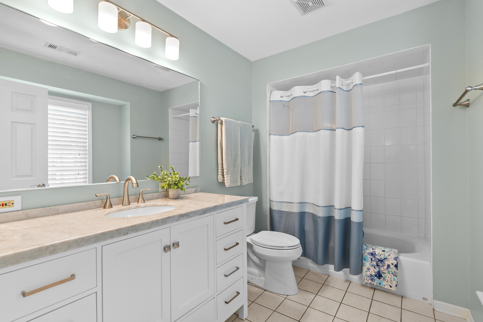 562 S Poplar Avenue, Elmhurst, IL 60126