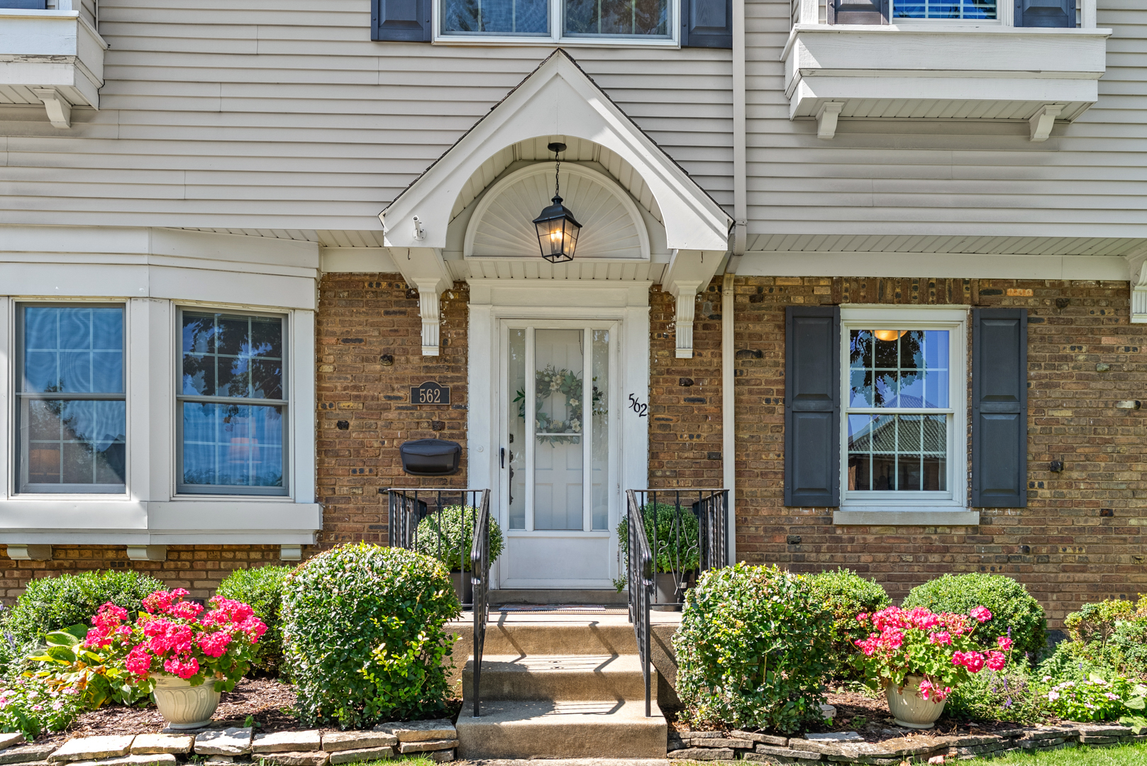 562 S Poplar Avenue, Elmhurst, IL 60126