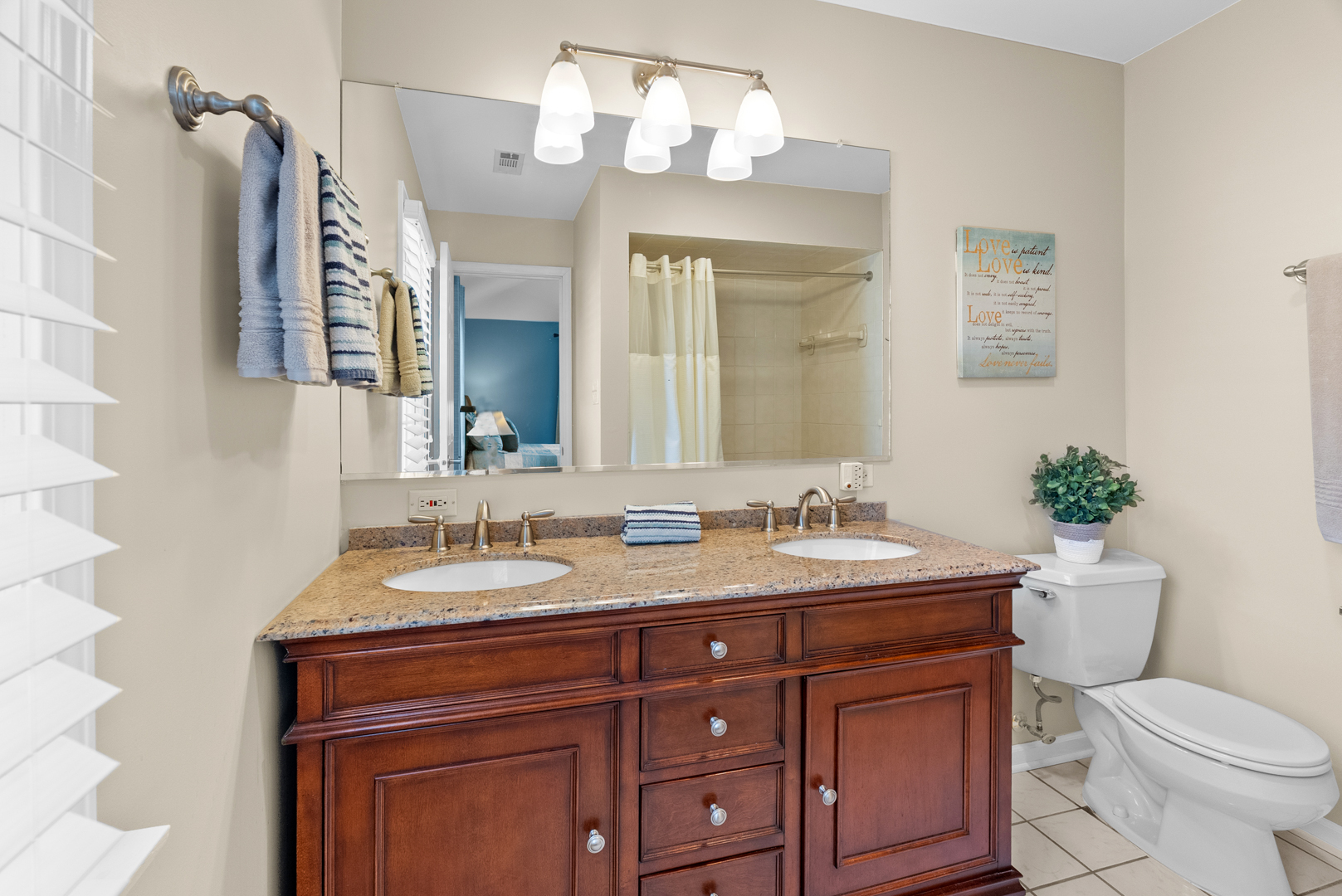 562 S Poplar Avenue, Elmhurst, IL 60126