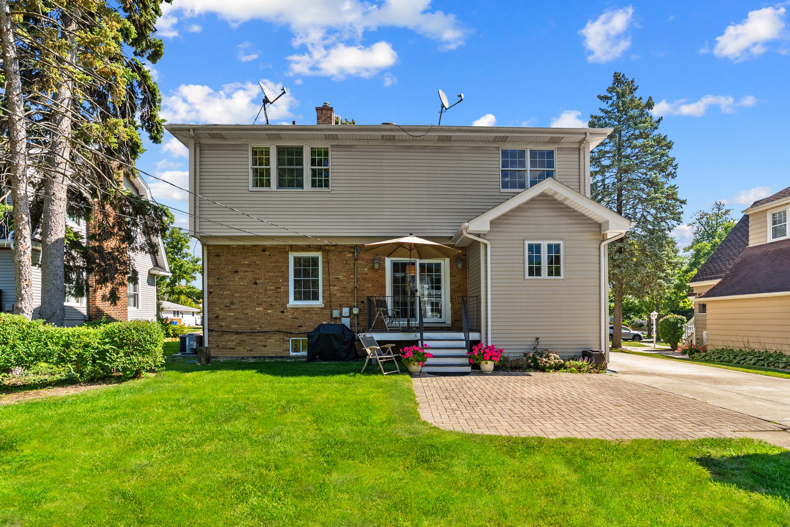 562 S Poplar Avenue, Elmhurst, IL 60126